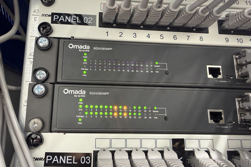 Dwa panele krosowe opisane PANEL 02 i PANEL 03, między nimi dwa przełączniki sieciowe z wpiętymi przewodami.