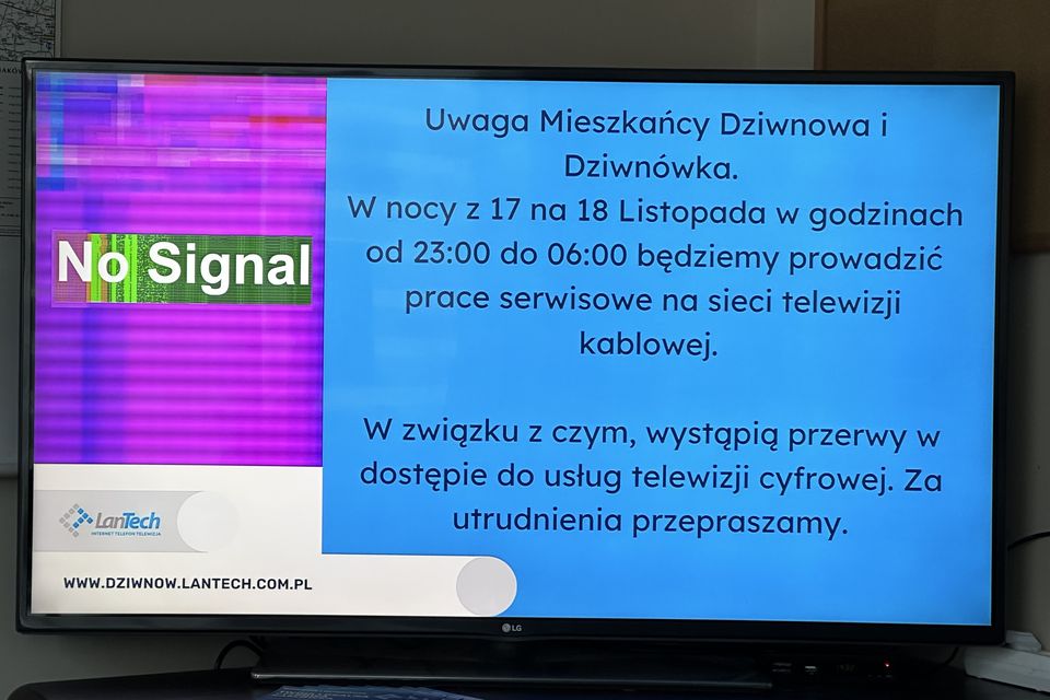 Telewizor z komunikatem dla mieszkańców Dziwnowa i Dziwnówka o nocnych pracach serwisowych na sieci telewizji kablowej, obok pole z napisem No Signal i adres strony LanTech.