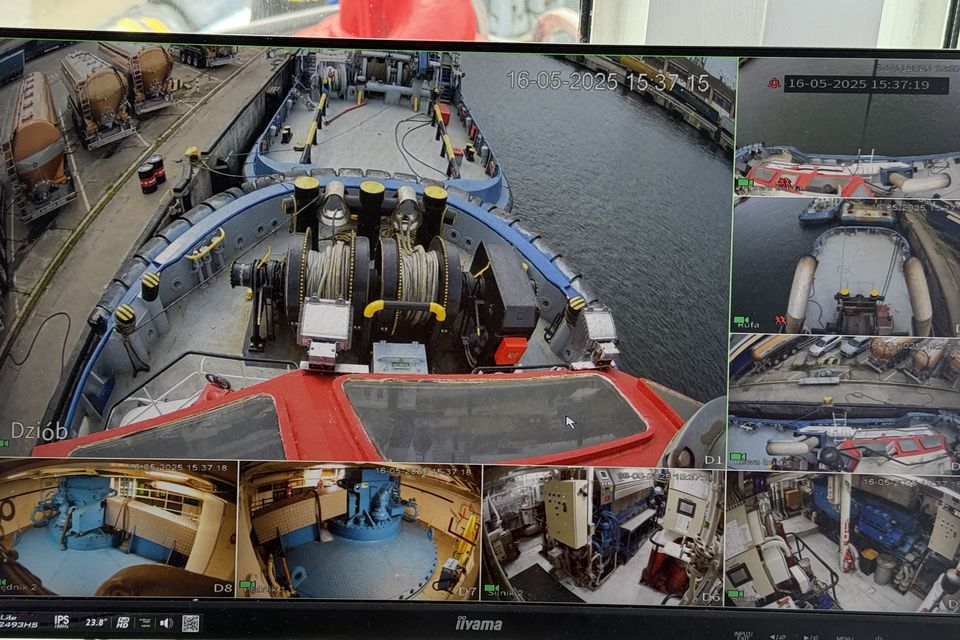 Monitor w sterówce pokazuje podgląd z ośmiu kamer CCTV naraz: pokład z wciągarką, dziób, rufa, maszynownia i pędniki.